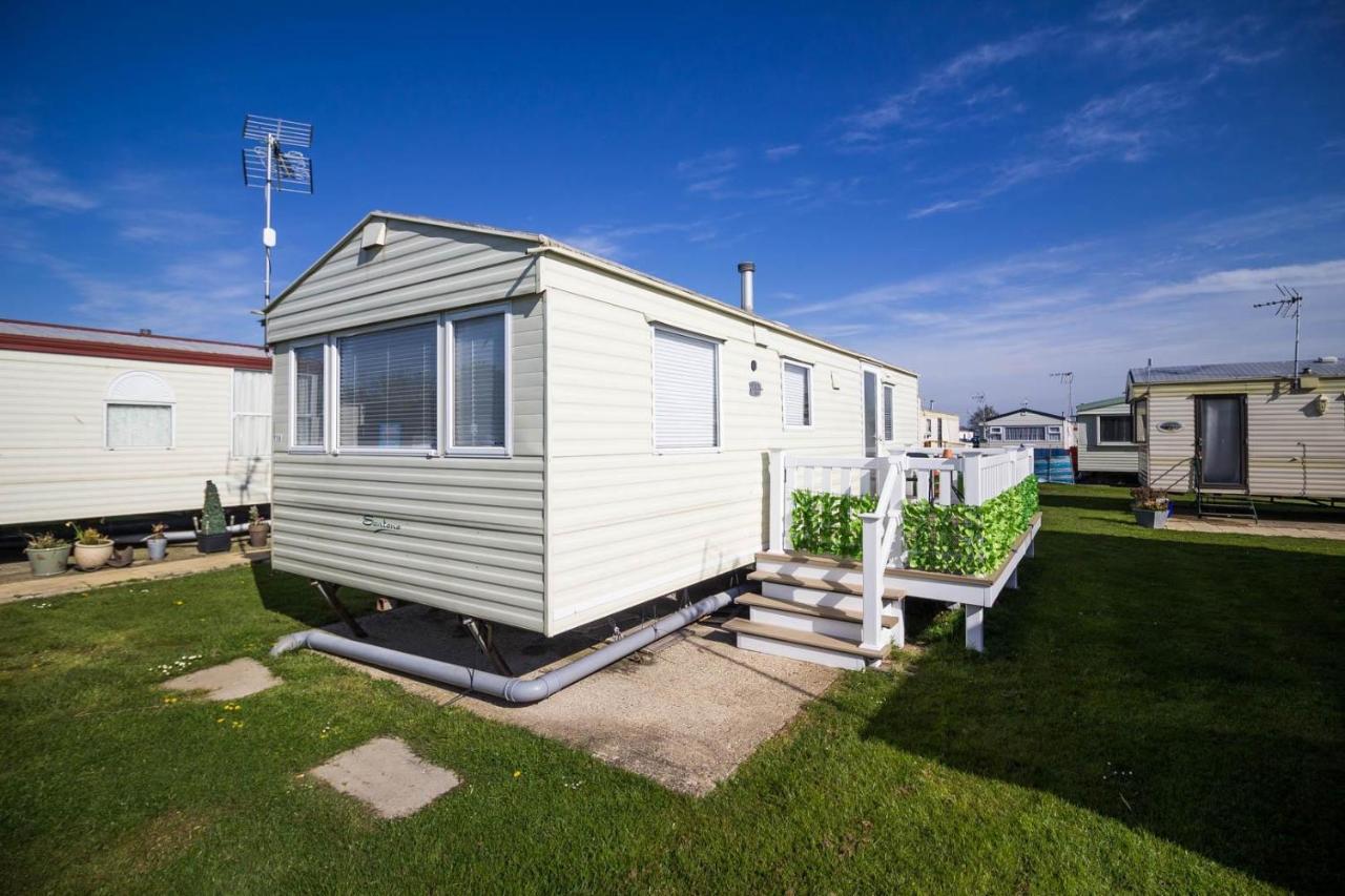 6 Berth Caravan With Decking At Martello Beach Holiday Park In Essex Ref 29016Y Hotel Clacton-on-Sea Luaran gambar