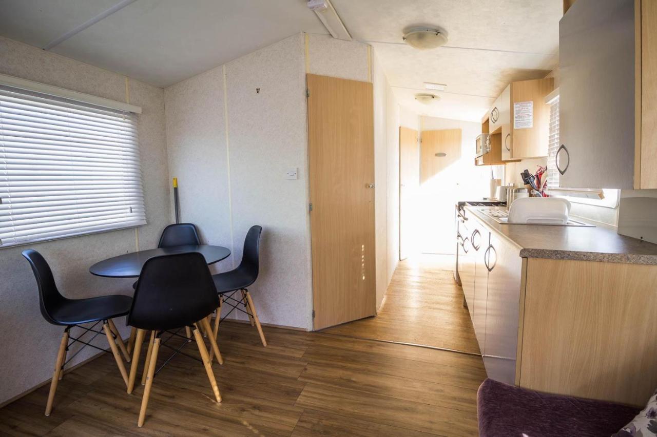 6 Berth Caravan With Decking At Martello Beach Holiday Park In Essex Ref 29016Y Hotel Clacton-on-Sea Luaran gambar