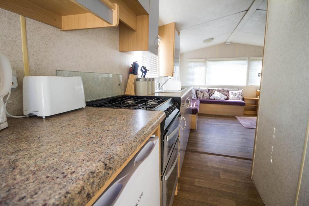6 Berth Caravan With Decking At Martello Beach Holiday Park In Essex Ref 29016Y Hotel Clacton-on-Sea Luaran gambar