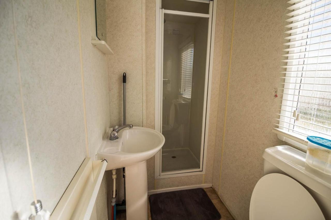 6 Berth Caravan With Decking At Martello Beach Holiday Park In Essex Ref 29016Y Hotel Clacton-on-Sea Luaran gambar